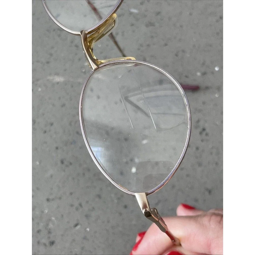 Gloria Vanderbilt this frames